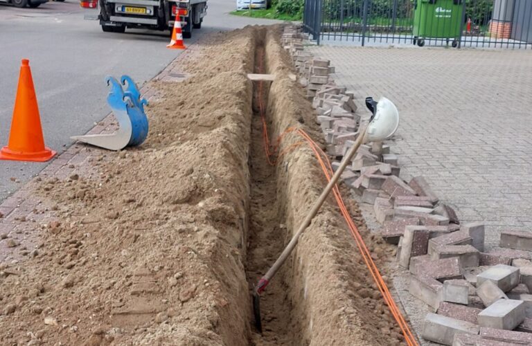 Straat opengelegd met graafwerkzaamheden voor kabelvoorziening