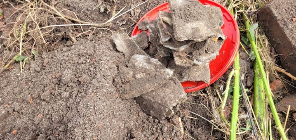 Asbest materiaal van grond gescheiden na asbest in grondonderzoek